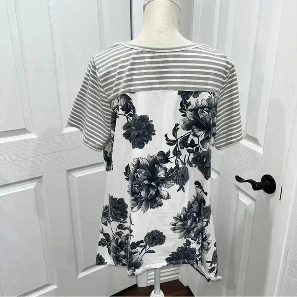 DG2 Diane Gilman plus sized floral mixed media scoop neck shark bite hem shirt - Picture 4 of 5